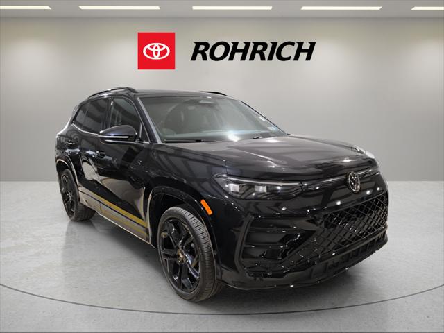 2025 Volkswagen Tiguan SE R-LINE BLACK's photo