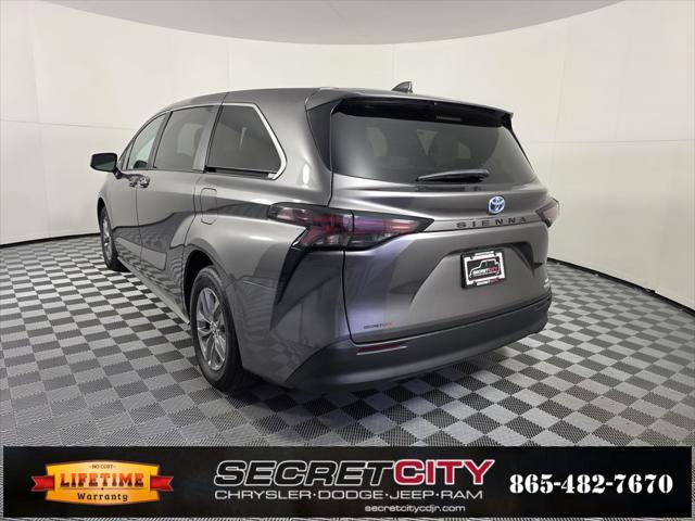 2024 Toyota Sienna LE