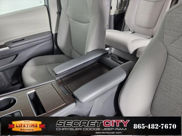 2024 Toyota Sienna LE