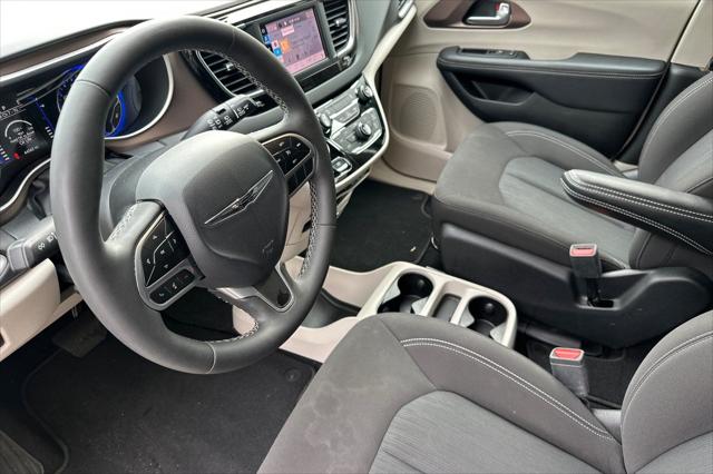 2024 Chrysler Voyager LX