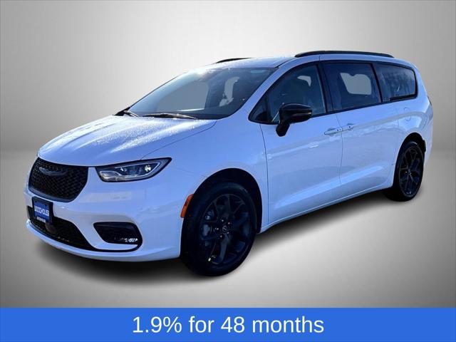 2026 Chrysler Pacifica Select AWD for sale in Sioux City, IA
