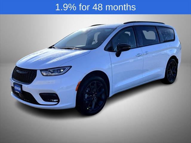 2026 Chrysler Pacifica Select AWD for sale in Sioux City, IA