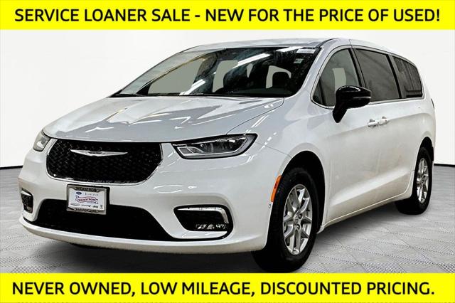 2026 Chrysler Pacifica Select for sale in Barrington, IL