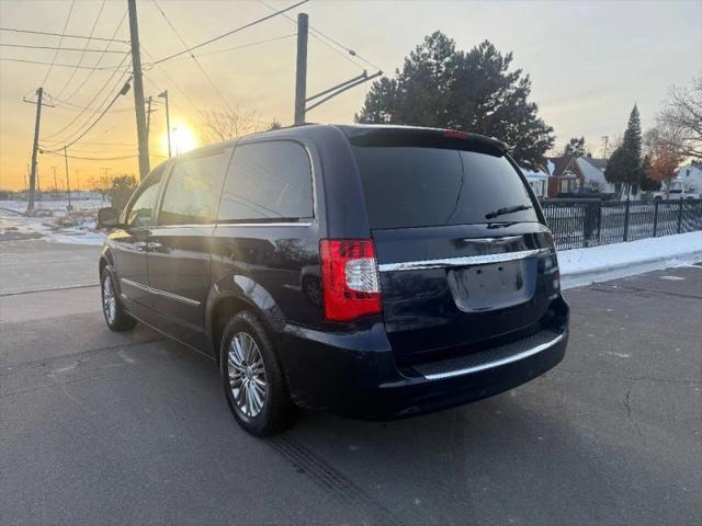 2013 Chrysler Town & Country Touring-L