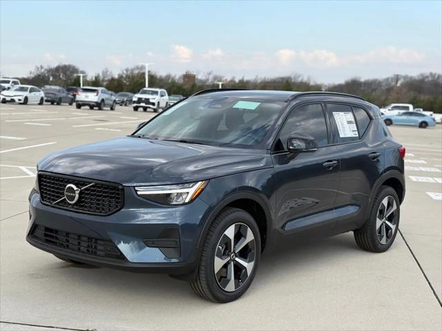 2026 Volvo XC40 Core, B5 AWD Gas (mild hybrid), Dark