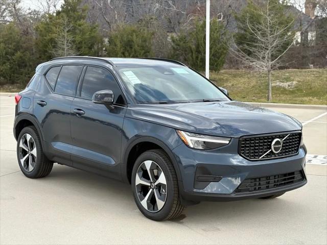 2026 Volvo XC40 Core, B5 AWD Gas (mild hybrid), Dark