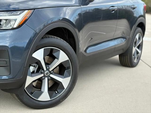 2026 Volvo XC40 Core, B5 AWD Gas (mild hybrid), Dark
