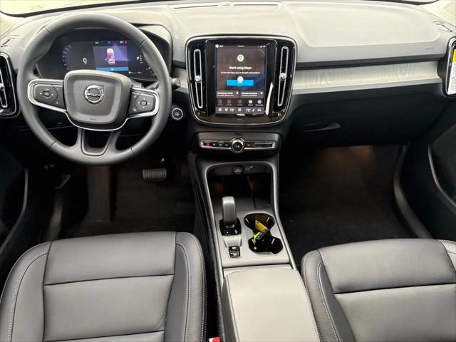 2026 Volvo XC40 Core, B5 AWD Gas (mild hybrid), Dark