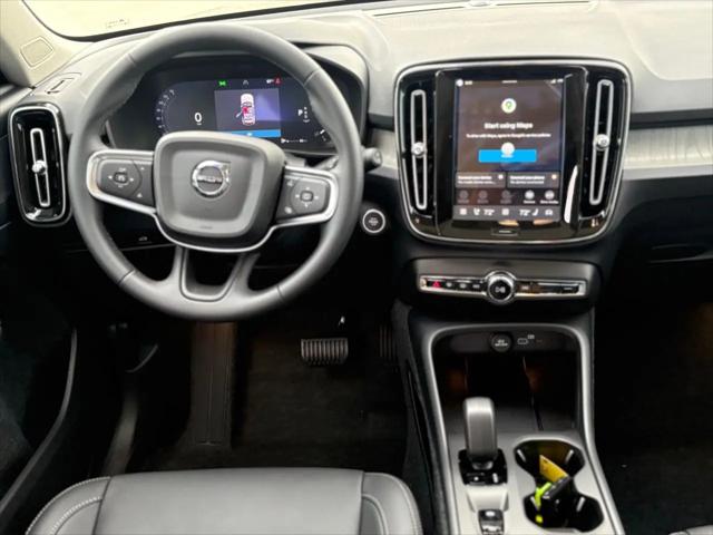 2026 Volvo XC40 Core, B5 AWD Gas (mild hybrid), Dark