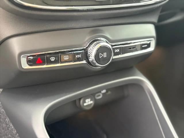 2026 Volvo XC40 Core, B5 AWD Gas (mild hybrid), Dark