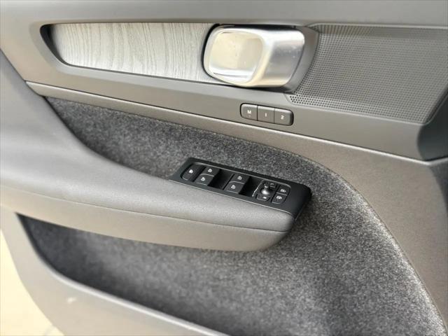 2026 Volvo XC40 Core, B5 AWD Gas (mild hybrid), Dark