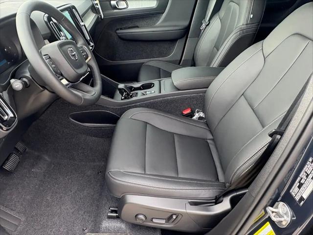 2026 Volvo XC40 Core, B5 AWD Gas (mild hybrid), Dark