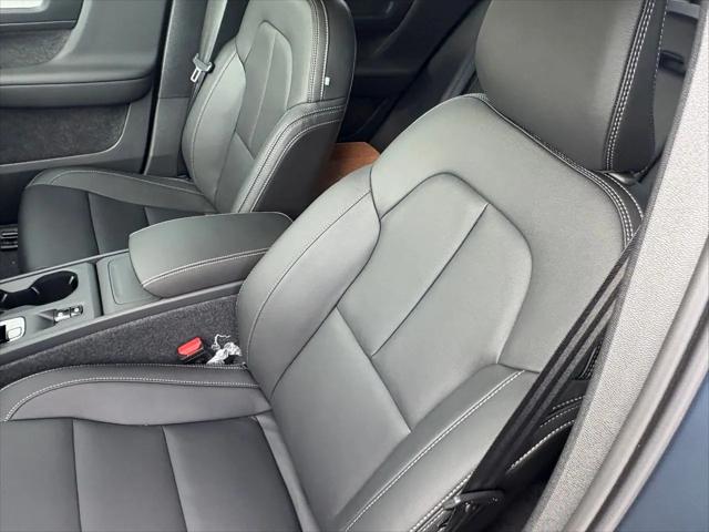2026 Volvo XC40 Core, B5 AWD Gas (mild hybrid), Dark