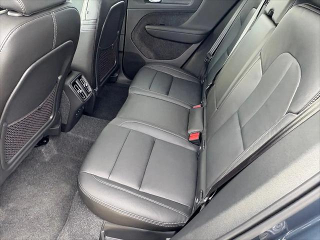 2026 Volvo XC40 Core, B5 AWD Gas (mild hybrid), Dark
