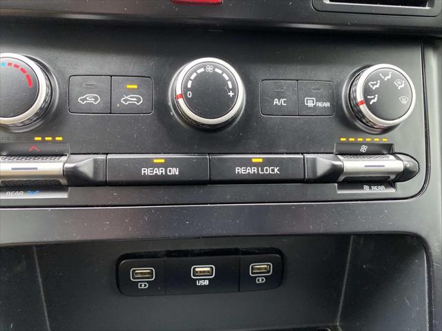 2022 Kia Carnival MPV LX Seat Package