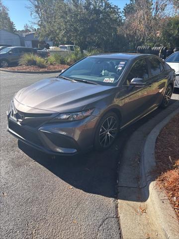 2022 Toyota Camry SE's photo