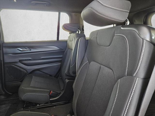 2026 Jeep Grand Cherokee Laredo 4x2