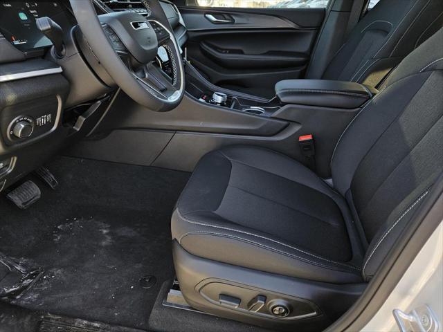 2026 Jeep Grand Cherokee Laredo 4x2