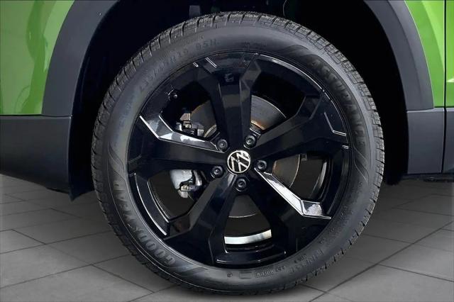 2026 Volkswagen Taos SE Black