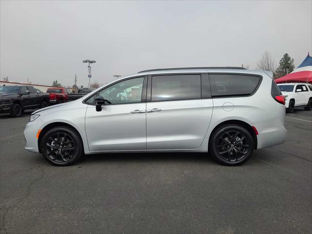 2026 Chrysler Pacifica Select AWD