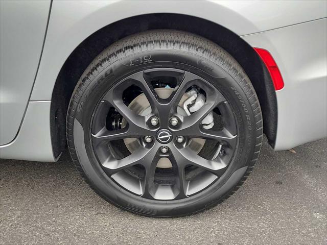 2026 Chrysler Pacifica Select AWD