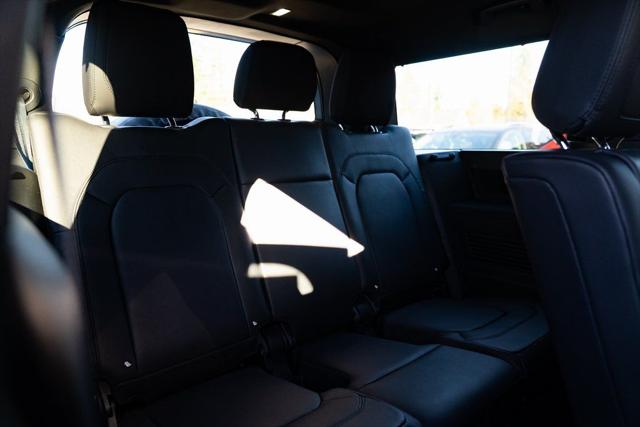 2023 Land Rover Defender 130 X-Dynamic SE