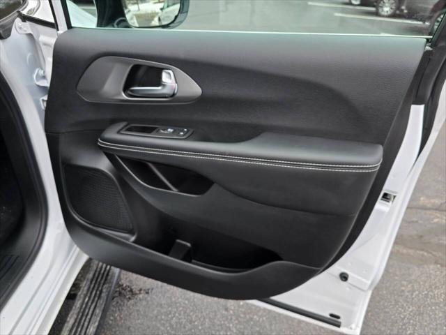 2025 Chrysler Voyager LX