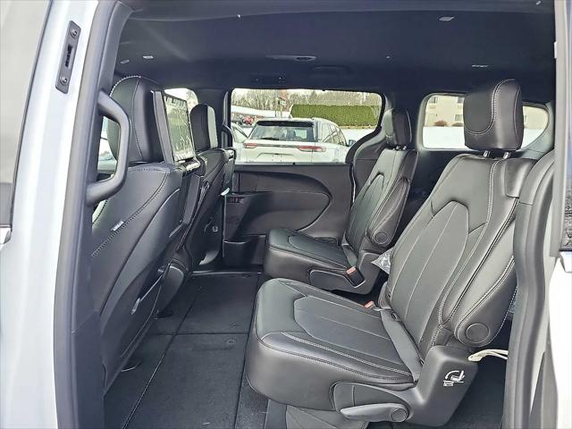 2026 Chrysler Pacifica Select AWD