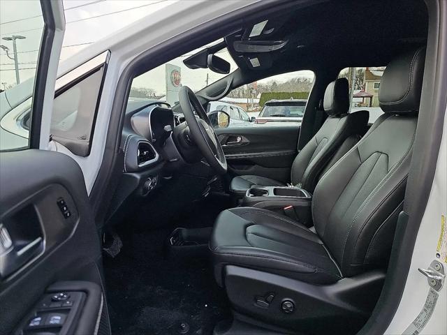 2026 Chrysler Pacifica Select AWD