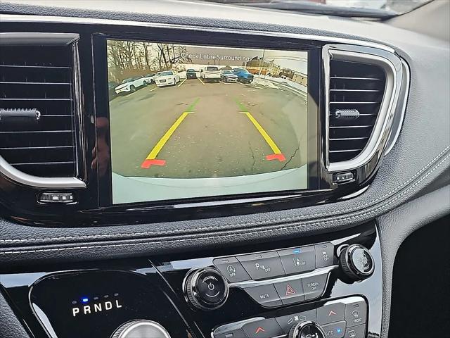 2026 Chrysler Pacifica Select AWD
