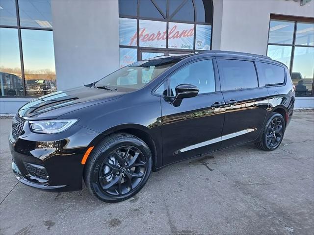 2026 Chrysler Pacifica Select AWD