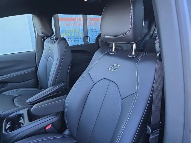 2026 Chrysler Pacifica Select AWD