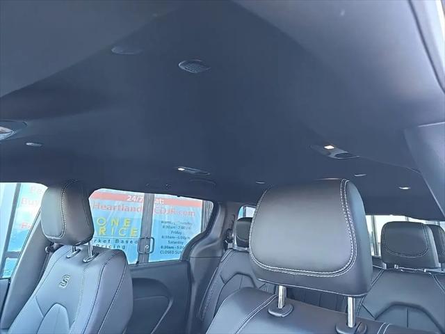 2026 Chrysler Pacifica Select AWD