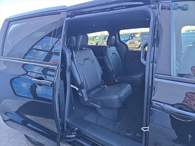 2026 Chrysler Pacifica Select AWD