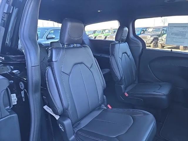 2026 Chrysler Pacifica Select AWD