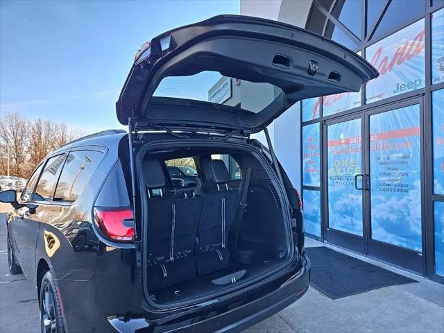 2026 Chrysler Pacifica Select AWD