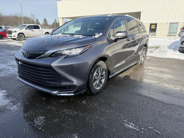 2022 Toyota Sienna LE 2022 Toyota Sienna LE