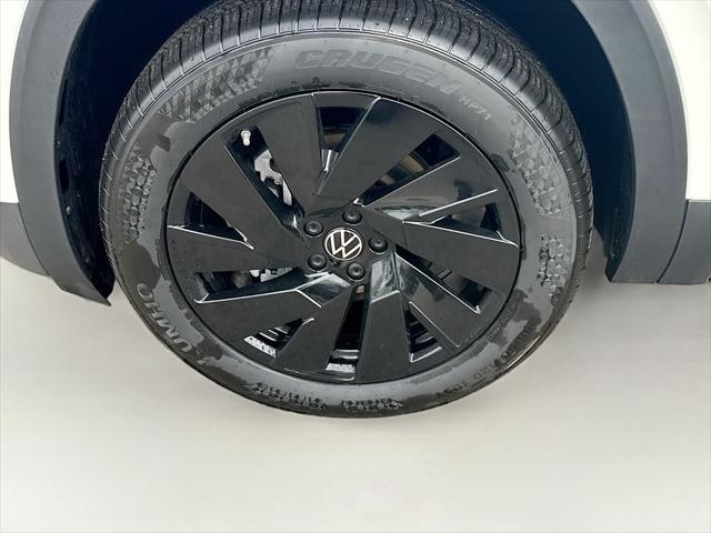 2026 Volkswagen Atlas Cross Sport SE with Technology