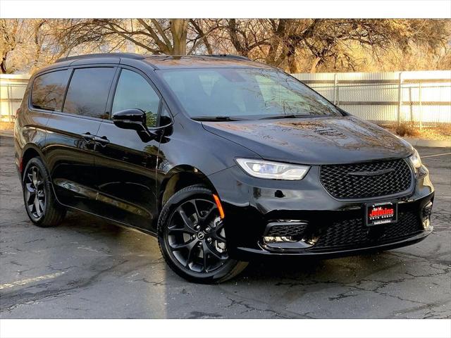 2026 Chrysler Pacifica Select AWD