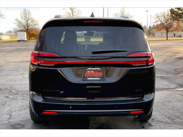 2026 Chrysler Pacifica Select AWD
