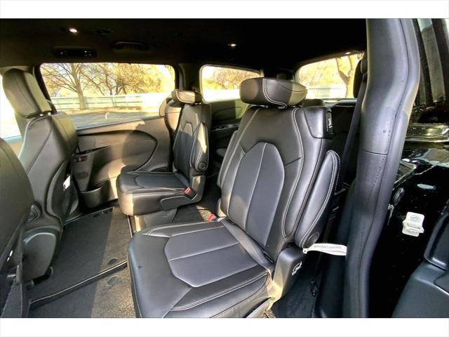 2026 Chrysler Pacifica Select AWD