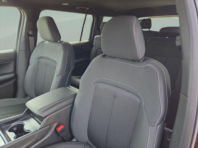 2025 Jeep Grand Cherokee L Laredo 4x2