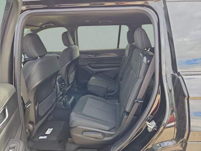 2025 Jeep Grand Cherokee L Laredo 4x2