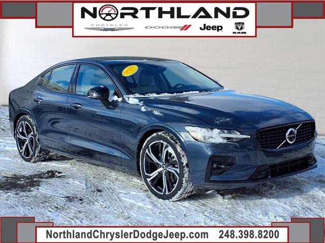 2024 Volvo S60 B5 Plus Dark Theme