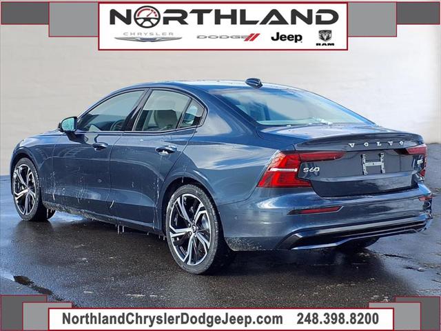 2024 Volvo S60 B5 Plus Dark Theme