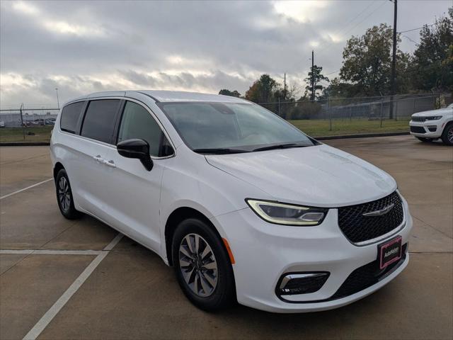 2024 Chrysler Pacifica Hybrid Select