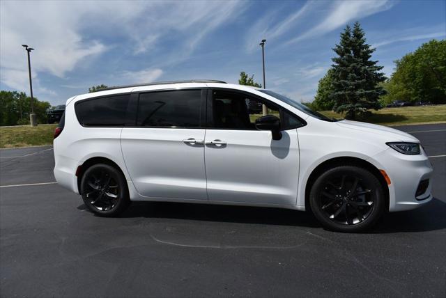 2026 Chrysler Pacifica Select AWD