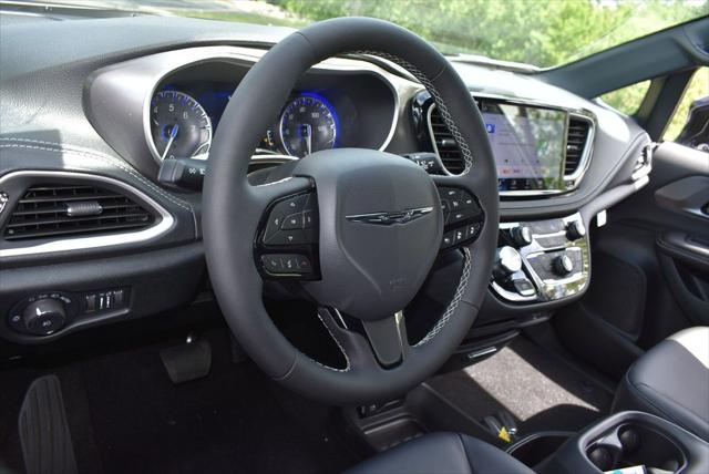 2026 Chrysler Pacifica Select AWD