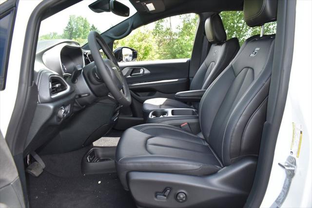 2026 Chrysler Pacifica Select AWD