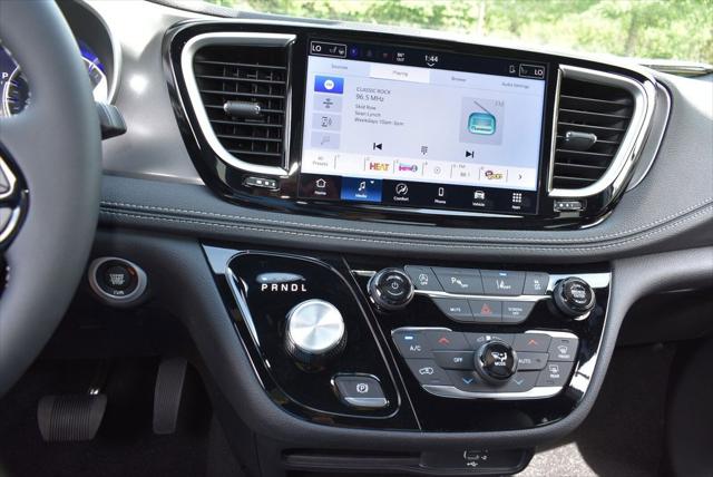 2026 Chrysler Pacifica Select AWD